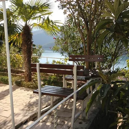 Sleeps 2 Air Con Wifi