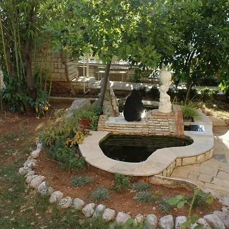 Sleeps 2 Air Con Wifi Apartment *