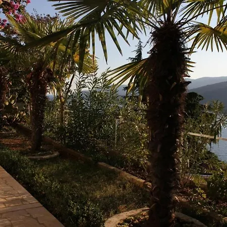 Sleeps 2 Air Con Wifi Rabac