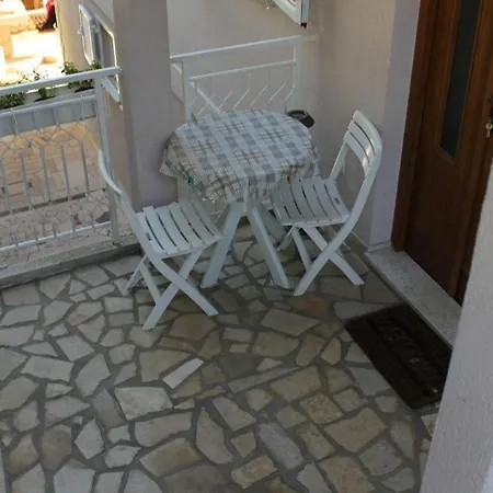 Apartment Sleeps 2 Air Con Wifi Rabac