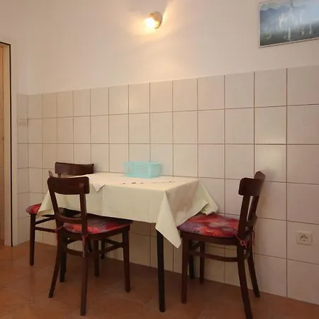 Sleeps 2 Air Con Wifi Apartment Rabac