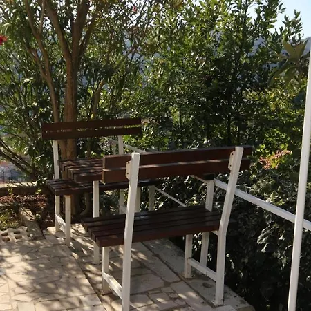 Sleeps 2 Air Con Wifi