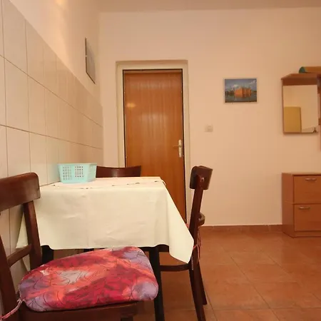 Apartment Sleeps 2 Air Con Wifi Rabac